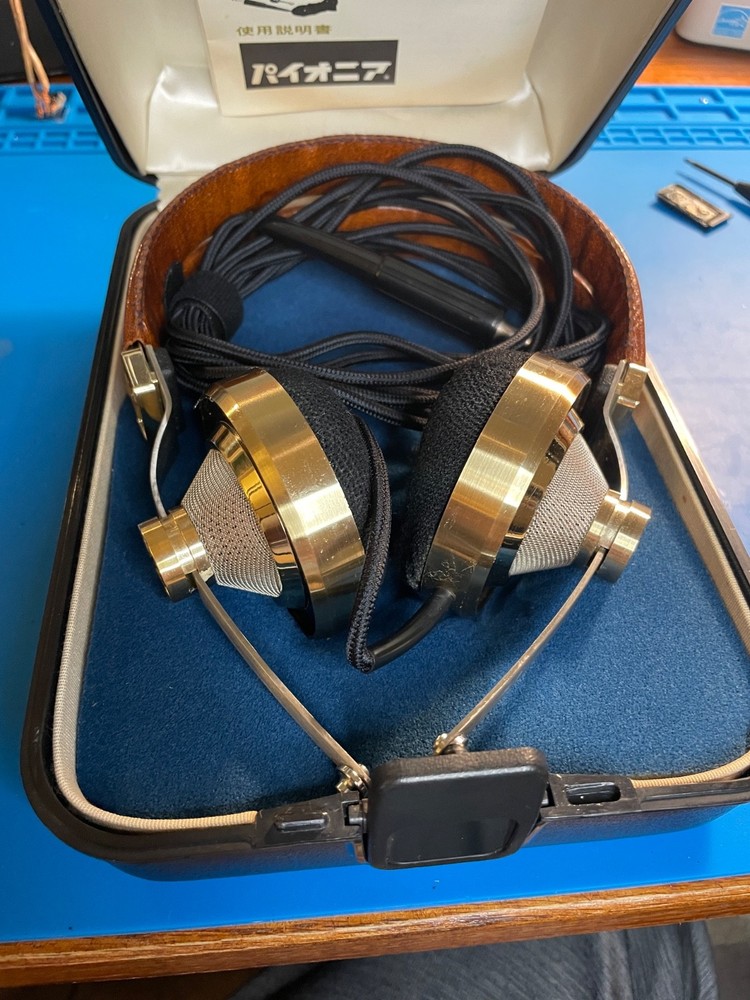 Super Vintage Pioneer SE-L40 Headphones, with Case, Pure Work of Art