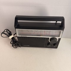 Vintage Realistic Portavision 12-660 4-Band AM/FM Radio Tested Works AC/Battery