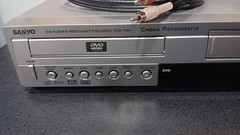 VHS VCR DVD Combo Sanyo DVW-7100A WORKING W/ AV Cords and Movies