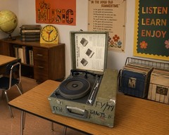 🍊Vintage 1960s Audiotronics Portable Classroom Record Player | Model 300-A HELP