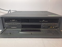GOLDSTAR GVR-DD1 8mm VCR Video8 VHS Combo Player FOR PARTS OR REPAIR- POWERS ON