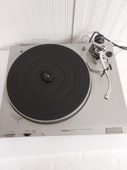 Technics SL-D2 Direct Drive Stereo Dual Speed Automatic Turntable