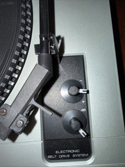 Realistic LAB-130 Precision Belt Drive Turntable With Top.. For Parts Does Power