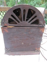 2 Antique 1929 Grigsby-Grunow Majestic Wood Pirate Chest Tube Radios Model 381
