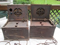 2 Antique 1929 Grigsby-Grunow Majestic Wood Pirate Chest Tube Radios Model 381