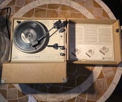 Audiotronics 304A Portable Suitcase Record Player Turntable (working condition)