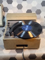 Vintage Audiotronics 300-A Record Player Portable Turntable 4-Speed – Tested WOW