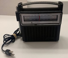 GE General Electric Solid State Radio Model 7-2810E Portable AM/FM Works Great