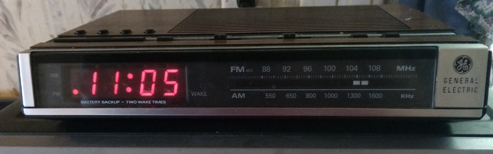 General Electric AM/FM Electronic Digital Clock Radio Model #7-4636D Tested