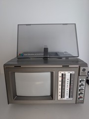 Vtg General Electric Spacemaker Color Television w/ AM/FM Radio 7-7650B Works