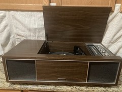 VINTAGE PANOSONIC MODEL SE-1318 PHONOGRAGH/RADIO W/BUILT IN SPEAKERS *VERY RARE*
