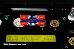 12AX7A 7025 ECC83 NOS RAYTHEON BLACK-PLATE TUBE 1958 SYMMETRIC TRIODES 125%/125%