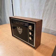 Vintage AM/FM Transistor Radio Remembrance MCM 10″x7″ Woodgrain