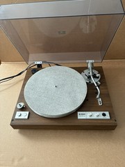 Yamaha YP-B4 Belt Drive Turntable Record Player FOR PARTS/REPAIR powers on