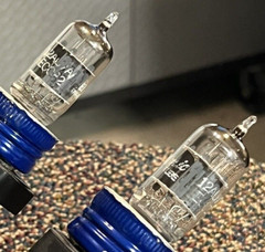 (1 PAIR) 12AU7A/ECC82 GE USA, TOP O, GREY. TESTED STRONG. EXCELLENT TUBES.