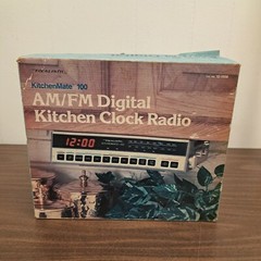 NEW Realistic Kitchenmate 12-1558 Vintage Under the Cabinet Kitchen Clock Radio