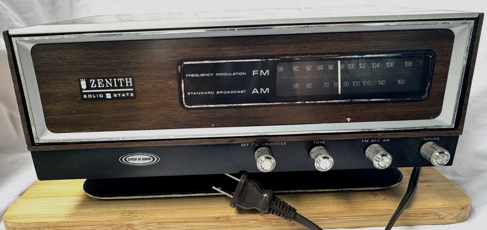 Vintage Zenith Circle Of Sound Solid State K421W AM/FM Radio Working Condition