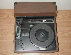 VINTAGE AUDIOTRONICS 336 PORTABLE 4-SPEED CLASSROOM RECORD PLAYER TURNTABLE